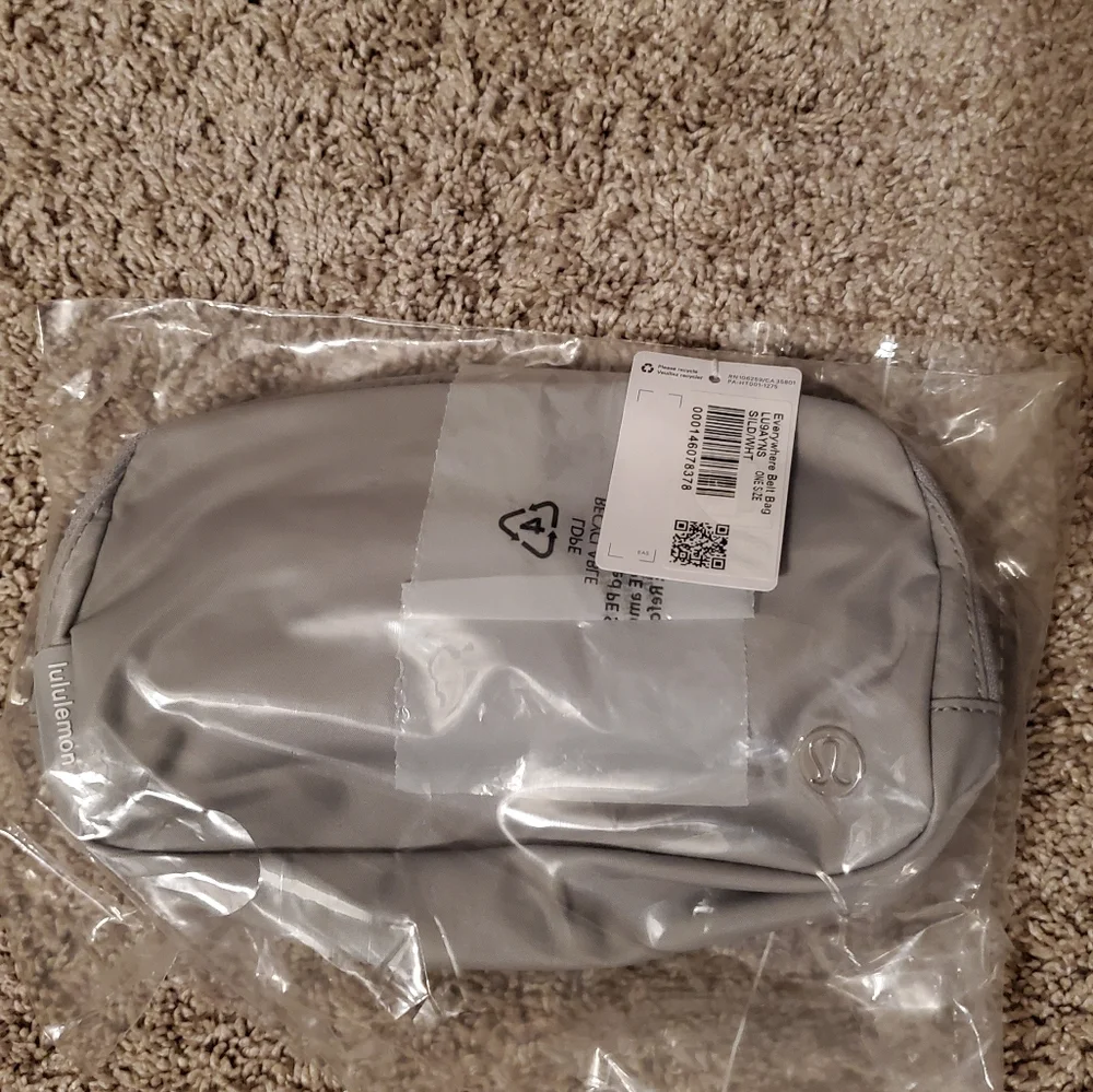 🆕 RARE LULULEMON EVERYWHERE BELT BAG (SILVER DROP/WHITE WORDMARK) - NEW COLOR